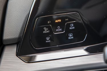 Lyskontakten er erstattet af et panel med berøringsfølsomme kontakter. Her er det let at bestemme lyset på bilen, mens man kører. I alle tilfælde slukkes lyset automatisk, når turen er slut.