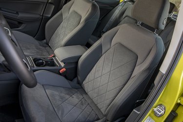 I VW Golf Style er forsæderne af sportstypen med lækre materialer og forskydelig lår-støtte. Man sidder virkelig godt her!