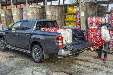 Det store pickup-lad er en fornøjelse, når man skal en tur på byggemarkedet. Bilen må læsse næsten et helt ton.