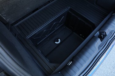 Under gulvet i Ford Puma findes en stor brønd, der øget brugsværdien betydeligt. I bunden kan man skrue en prop ud, så vand mm kan løbe frit ud