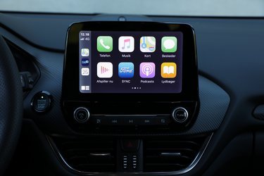 Alle udgaver har som standard indbygget Apple CarPlay og Android Auto. Dermed kan man betjen telefonen fra skærmen eller via stemmekommandoer med begge hænder på rattet