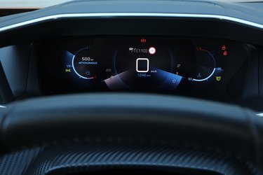 Peugeot 2008 kan selv læse hastighedsskiltene langs vejen, og et enkelt tryk på ’MEM’-knappen overfører den aflæste hastighedsgrænse til fartpiloten, så man på den måde let kan overholde fartgrænserne