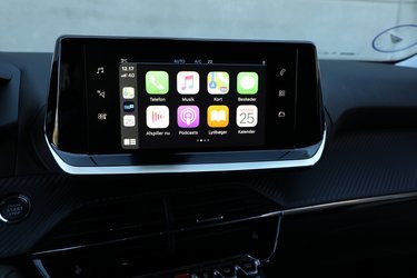 Peugeot 2008 har indbygget Apple CarPlay, så man med en iPhone let kan styre telefonens funktioner fra skærmen eller med stemmekommandoer med begge hænder på rattet.