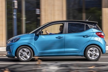 Hyundai i10 fås kun i en karrosseriversion med fem døre, og der er også kun én motor til modellen. Men udstyret kan varieres efter behov.