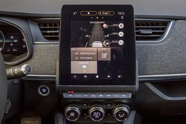 Den store 9,3-tommerskærm er blevet markant forbedret. Man kan opdele skærmen i områder, så man både kan få information om telefon, musik og navigationsanlæg på en gang. Apple CarPlay og Android Auto er standardudstyr.