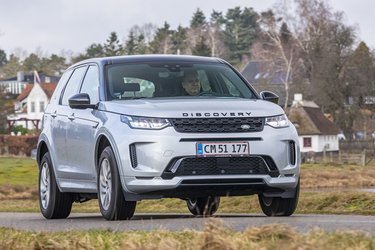 Udefra identificerer man den nye Land Rover Discovery Sport på den nye kølergrill, de nye kofangere og LED-lygterne.