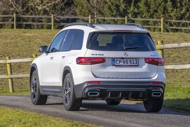 Mercedes-Benz GLB er en ny SUV i den store mellemklasse. Den er rummelig for fem personer og har desuden et stort bagagerum.