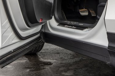 Dørene åbner på en måde, så panelet under døråbningen altid holdes rent. Derved slipper man for at få beskidte benklæder, som man ser på mange andre SUV’er.