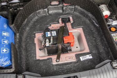 Under gulvet i bagagerummet er bilens traditionelle batteri placeret. Det stjæler lidt plads, men værre er det, at det er meget dårligt beskyttet og har mange skarpe kanter. Det er en ommer!
