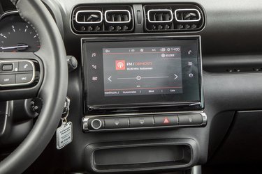 Skærmen rummer bl.a. Apple CarPlay som standard, hvilket sørger for enkel betjening af en iPhone inklusive dens navigationsanlæg.