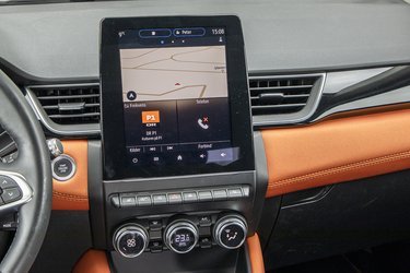 Den lodretstående skærm rummer bl.a. navigationsanlæg og Apple CarPlay.