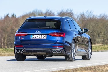 Du kan vælge Audi S6 som sedanmodel med fire døre eller denne mere praktiske stationcarudgave, der koster ekstra 35.000 kr. 