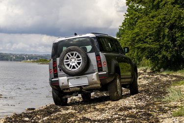 Land Rover Defender kommer i to udgaver, kaldet 90” og 110” som dens forgænger. I denne nye udgave er det dog ikke en præcis henvisning til akselafstanden. Forskellen er 43,5 cm, og den længste er lidt over tre meter.