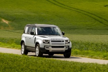 Land Rover Defender er den mest ikoniske bilmodel fra den britiske bilproducent. Nu er den efter 70 år kommet i en ny udgave, der på en gang hylder forgængerens linjer og nutidens teknik.