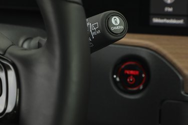 Fra en knap for enden af stilken kan man aktivere nogle hjælpestreger i skærmene til sidespejlene, så man bedre kan vurdere afstanden til bilerne bagude.