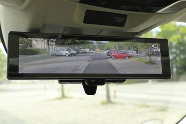 Det indvendige bakspejl kan fungere som en skærm, der viser billedet fra et bagudskuende kamera. Det kan også vippes til traditionel spejlfunktion.