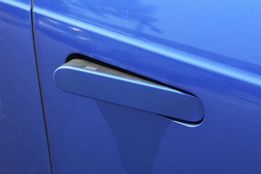Dørhåndtagene vipper fint ud, når man låser bilen op. De er lette at bruge på fordørene, mens bagdørenes greb er vanskelige at betjene.