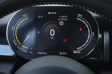 Skærmen foran rattet er flot udformet i ikke-blændende materialer, og hastigheden vises med store typer i midten af det hele.