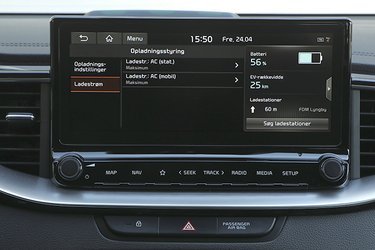 Kia har desværre ikke en app til XCeed endnu, så du skal indstille ladehastighederne på bilens skærm. Eksempelvis 6A til nødladeren og fuld ladestyrke på din hjemmelader (stat.)