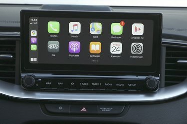 Den store 10”-skærm udnytter muligheden for høj opløsning i Apple CarPlay og kan også vise Android Auto. Men basisskærmen på 8 tommer har også mobilopkobling. 