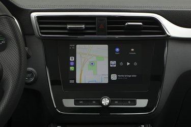 Den store skærm indeholder bl.a. Apple CarPlay, men har også eget navigationsanlæg. Men skærmen er ikke hurtig, når man vil skifte skærmbillede.