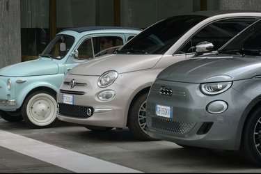 Fiat 500 er netop kommet i sin blot tredje generation på 63 år. Nu er den blevet til en elbil og er samtidig vokset i bredde, højde og længde.