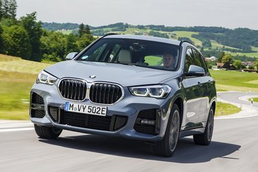 BMW X1 er mindste SUV fra den tyske bilproducent. Alligevel fås den nu i en udgave med plugin-hybrid-teknik og tilhørende firehjulstræk.