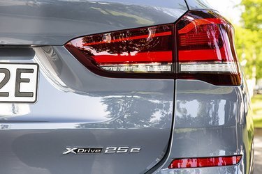 Xdrive betyder hos BMW firehjulstræk. 25 angiver en relativ størrelse på effekten, men fortæller intet om motorstørrelsen. Det lille ’e’ fortæller, at der er tale om en plugin-hybrid.