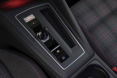 Golf GTI med DSG gear har samme lille elektroniske gearvælger som i den almindelige Golf. Her havde en særlig GTI-version været på sin plads. Til gengæld pulserer start-knappen med rød oplyst tekst, når man sætter sig ind i bilen