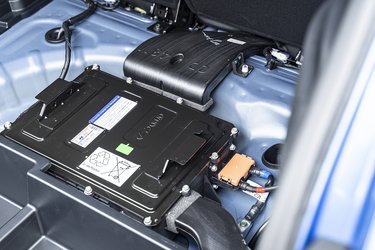 En del af den nye mildhybrid-teknik omfatter et batteri, der er placeret under gulvet i bagagerummet. Det lades op hver gang, man bremser let, eller når bilen motorbremser.