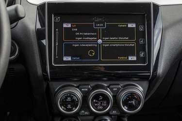 Suzukis „multimediecenter“ indeholder DAB+ radio, Apple CarPlay og Android Auto foruden bakkamera og navigationsanlæg. Den standardmonterede 7”-skærm er dog svær at se i solskin og noget langsom til at skifte mellem skærmfunktioner. Alle menuer er på dansk, og der er dansk tale. Vi savner en drejeknap til lydniveauet, der dog kan styres fra rattet.