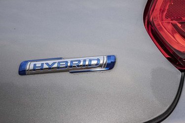 Bag på Suzuki Swift står der HYBRID. Det er lidt af en overdrivelse, for i virkeligheden er der tale om en ret lille elmotor, der hjælper med under acceleration. I praksis kan man ikke mærke teknikken.