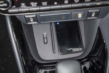 Foran gearstangen er der plads til mobiltelefonen. Man skal tilkøbe en særlig Smart-pakke til 12.500 kr. for at få trådløs opladning. I pakken medfølger headup-display, en 8”-skærm, flere højttalere og nøglefri låse.