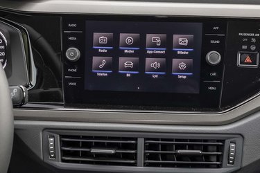 8”-skærmen er flot integreret i instrumentpanelet, har fine drejeknapper og er let at betjene. I denne kampagnemodel er der indbygget trådløs Apple CarPlay, og det er en smart detalje. DAB+, navigation og bakkamera er bekosteligt ekstraudstyr. 