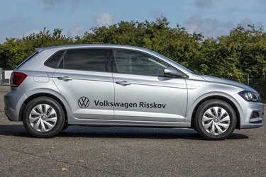 VW Polo er efterhånden blevet en klassiker i klassen. Designet varierer ikke meget fra generation til generation, men pladsmæssigt er den vokset gennem tiderne og er nu blandt de største minibiler.