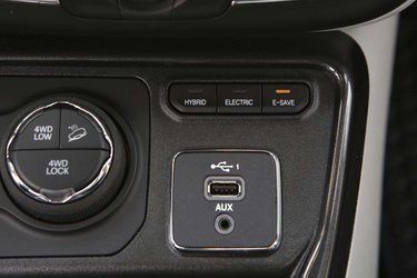 Foran gearvælgeren sidder knapperne, hvor føreren kan vælge mellem tre forskellige køreprogrammer.