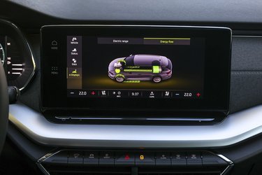 På skærmen kan man følge med i energiforbruget, der på flot vis illustreres med pile. Bilen kører ifølge WLTP-normen op til 60 km på et fuldt opladet batteri.