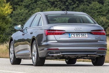 Bagtil er Audi A6 i udstyrsversionen Prestige Selection forsynet med LED-baglygter med dynamisk blinklys.