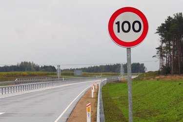 Som en af få veje i Danmark har motortrafikvejen den nye fartgrænse på 100 km/t.