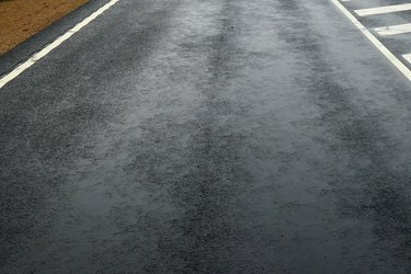 Vejen har grøn asfalt. Den ser ganske vist sort ud, men der er udlagt klimavenlig asfalt, som dels mindsker rullemodstanden og dermed udleder bilerne mindre CO2, dels giver mindre støj til omgivelserne.