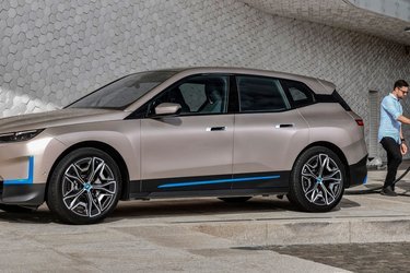 BMW iX kan lydlade med 200 kW. Rækkevidden er over 600 km, i hvert fald i denne topudgave.