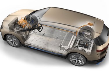 BMW siger ikke så meget om motorteknikken, men denne udgave har tilsyneladende firehjulstræk (og to motorer). Batteriet er på over 100 kWh brutto.