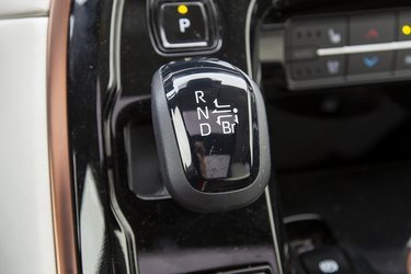 Ejere af bl.a. Toyota Prius vil nikke genkendende til den lille gearstang, der er elektronisk, og hvorfra man med et lille vip kan bestemme kørselsretningen. I position B virker motoren som en kraftig motorbremse, der genererer strøm, hver gang speederen slippes.