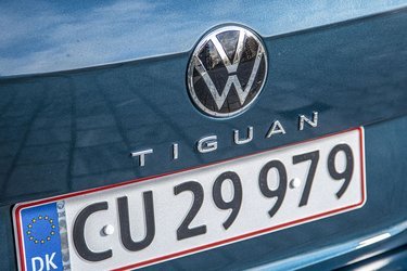 Bagtil har Tiguan fået modelnavnet flyttet ind på midten – under det nye logo.