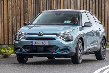 Trods det nye og friske design er man aldrig i tvivl om, at det er en Citroën, når man ser den forfra. Den øverste smalle lygte i hver side er kørelyset.