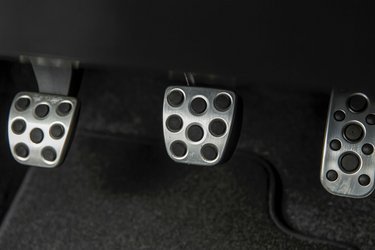 Pedalerne er udført i aluminium og er designet, så man lettere kan bruge tå-hæl-køreteknikken, der anvendes i bl.a. rally.