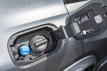 Du kan tanke op til 65 liter ad gangen, det er 20 liter mindre end benzin- og dieselvarianterne. Der er også eksternt rør til at tanke AdBlue-additiv, som er nødvendig for at få så ren en emission som muligt.