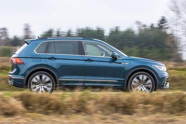 VW Tiguan er nu kommet i en faceliftet udgave med forbedret teknik, nye motorer og opdateret design. Her er det topudgaven R-Line til knap 550.000 kr.