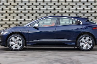 I-Pace er første rigtige elbil fra Jaguar. Den er en rummelig SUV-agtig bil med fire sidedøre og en stor bagklap.
