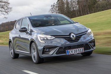 Renault Clio fås nu i en hybrid-version, hvor en benzinmotor arbejder sammen med hele to elmotorer, så bilen nogle gange kører på el, andre gange på benzin, og ofte på begge dele.